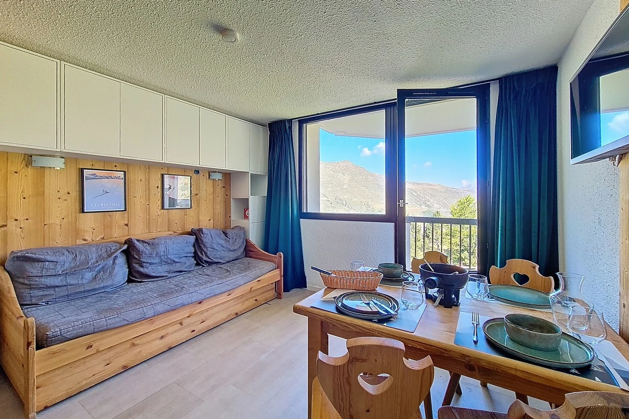 Woonkamer met bergzicht